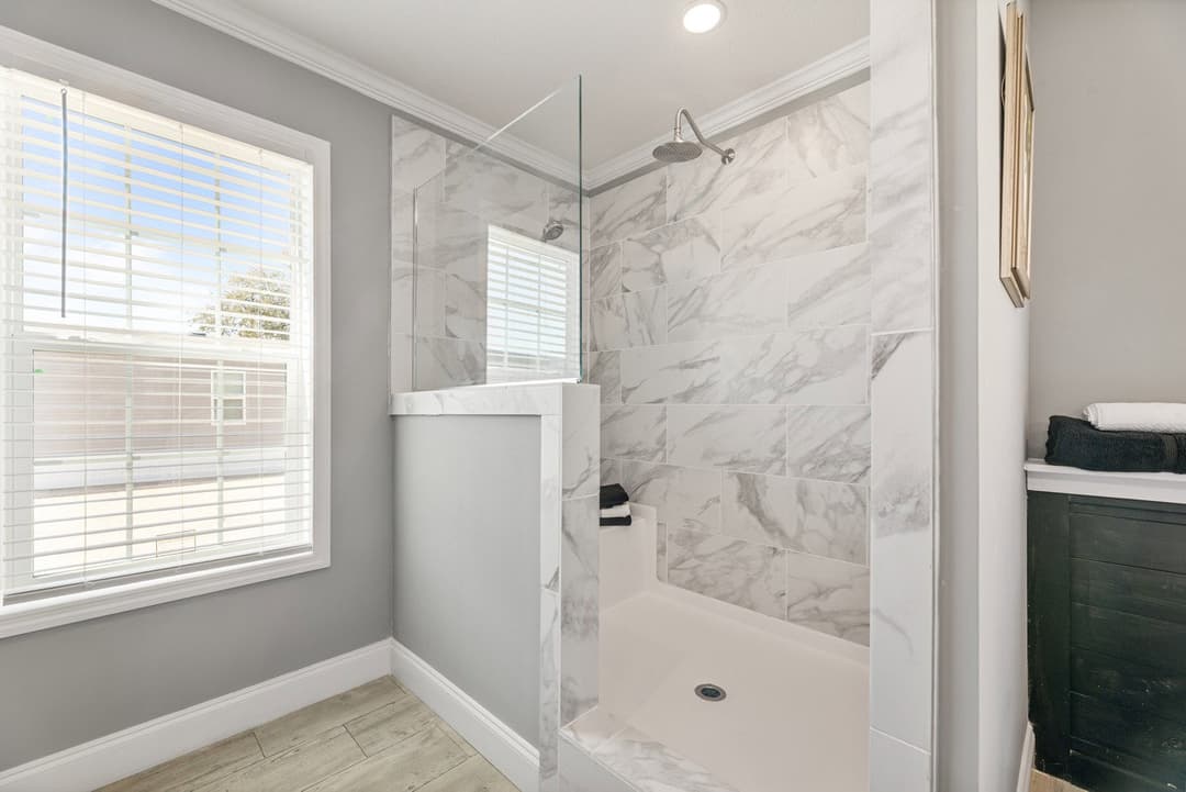 Jones 32764b bathroom home features