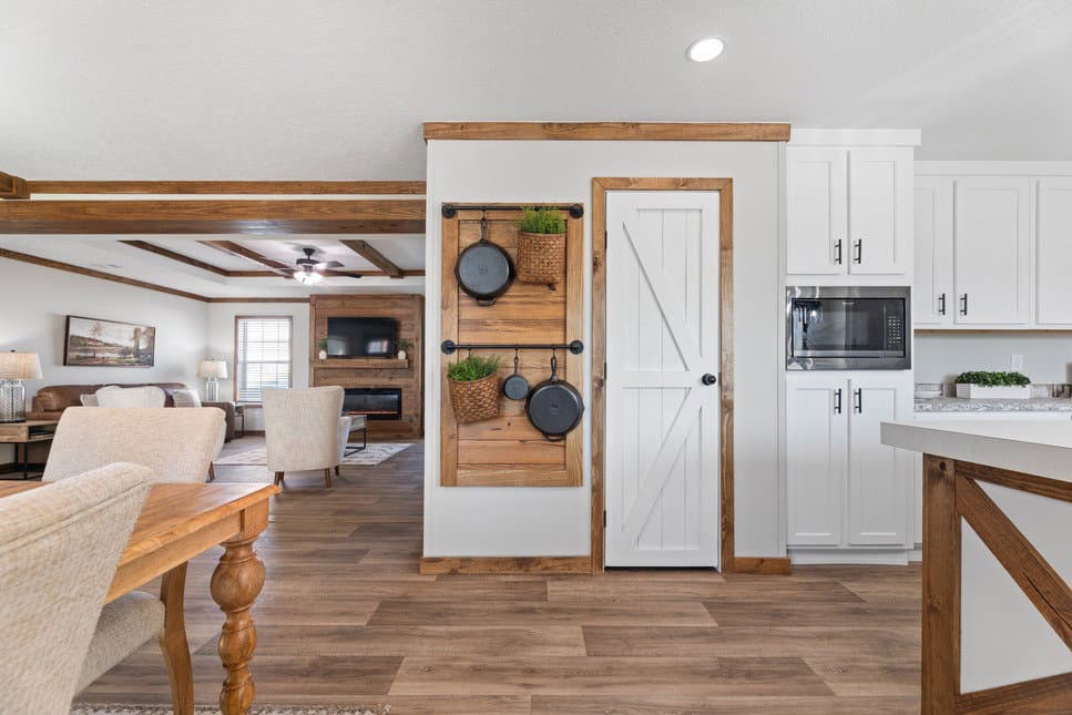 The reece 32764e by cavco moultri  home features