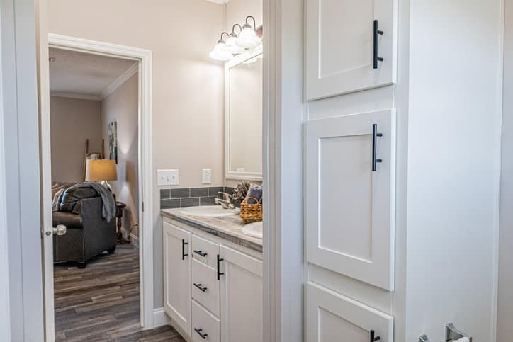King 32764b bathroom home features