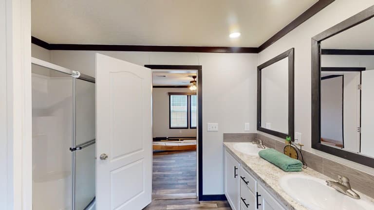 Maverick 28563a bathroom home features