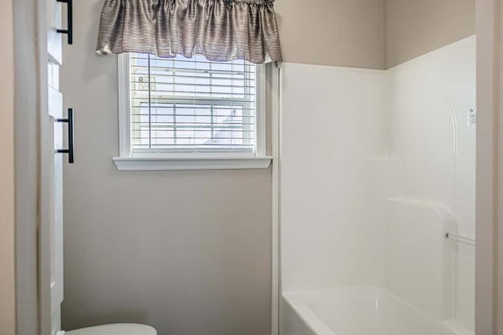 King 32764b bathroom home features