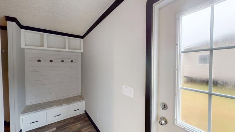 Maverick 28563a interior home features