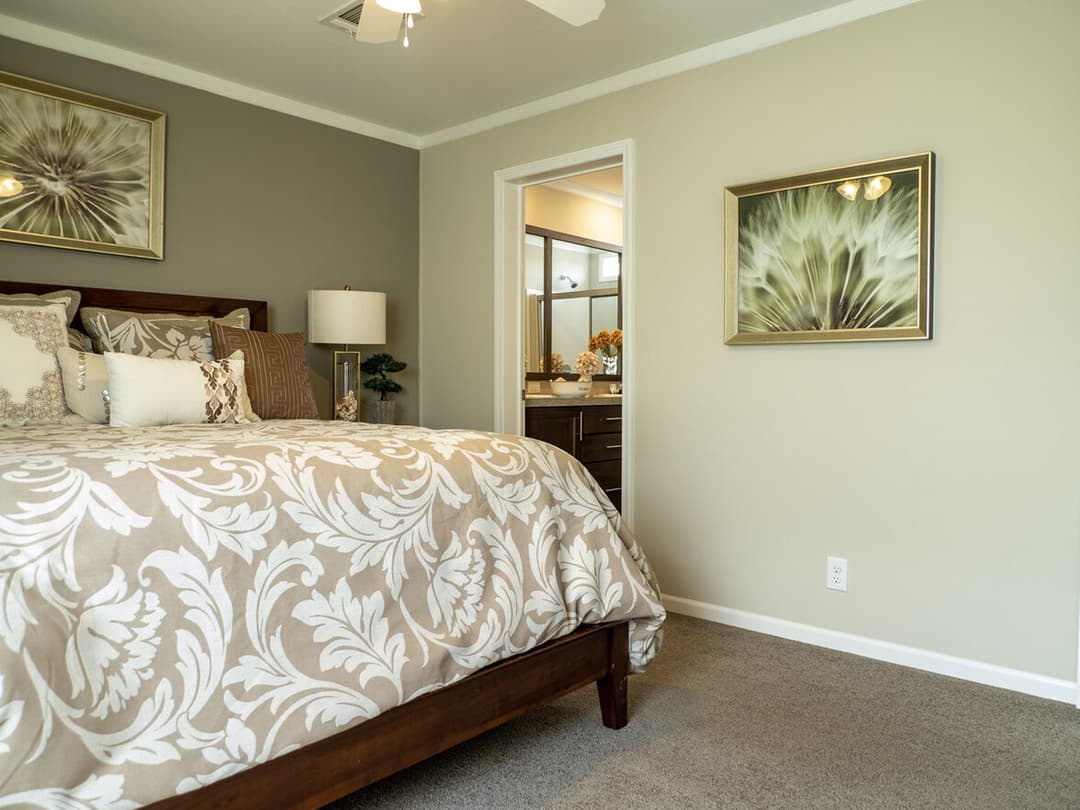 Avon park 24482e bedroom home features