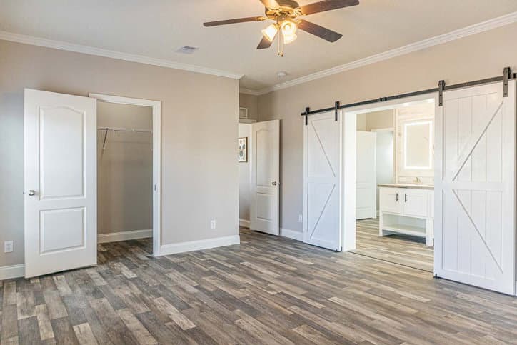 King 32764b bedroom home features